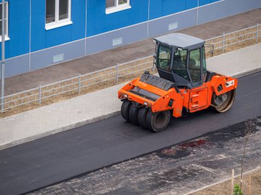 Yol yatağını, yol tamiratlarını, asfaltlama raylarını, yol onarımı için modern ekipmanları yerleştirirken asfaltı dengelemek için silindir