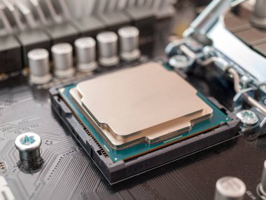 CPU 'yu modern bir bilgisayar anakartındaki işlemci soketine bağlama, silikon veri işleme çipinin yerini alma ve merkezi işlem birimini doğru bir şekilde kurma süreci