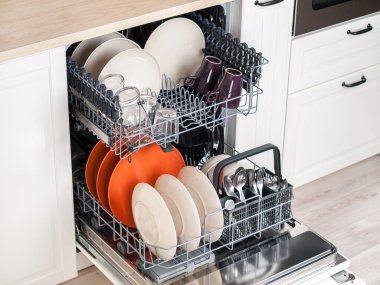 Bulaşık makinesiyle yıkanmış bulaşıklar, su kullanımı ve tasarrufu kolay, çevre dostu, mutfak bulaşık makinesi.