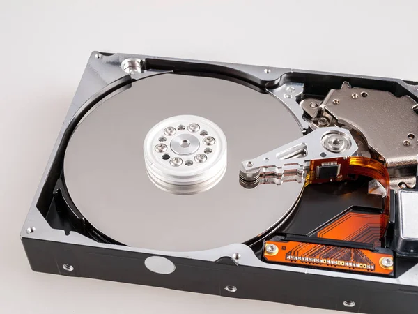 機械的な可動式ハードディスク 分解状態の磁気ヘッド 白い背景に隔離されたドライブハードディスクプレートの表示 — ストック写真