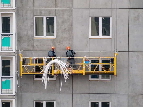 Высотные Рабочие Работают Лифте Строительстве Высотных Многоэтажных Зданий Жилых Домов — стоковое фото