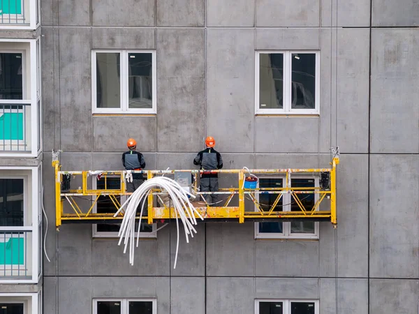 高層建築物 建築物 エレベーター パネル構造物及びコンクリートスラブ補強材の建設において 高層労働者はリフトに関する作業を行う — ストック写真