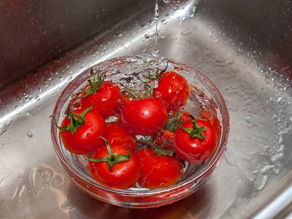 Mano Una Mujer Sostiene Los Tomates Bajo Agua Corriente Del — Foto de Stock