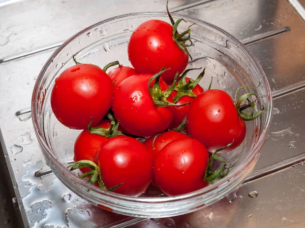 Mano Una Mujer Sostiene Los Tomates Bajo Agua Corriente Del — Foto de Stock