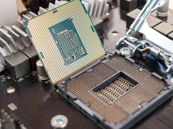 Proceso Conectar Cpu Zócalo Del Procesador Una Placa Madre Computadora —  Fotos de Stock