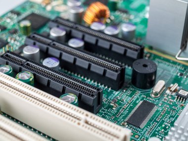 Genişleme kartları, video kartı, ses kartı, ssd sürücüsü, pci ekspres otobüs bağlantısı, x 16, 8, 4, modern bir ana kartta, yakın çekim, makro