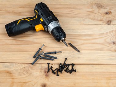 Elektrikli matkap, taşınabilir tornavida vidalar, vidalar ve matkaplar, perdeler ve vidalar kendi ellerinizle tamir etmek için.