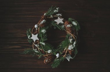 Tahta arka planda Noel çelengi