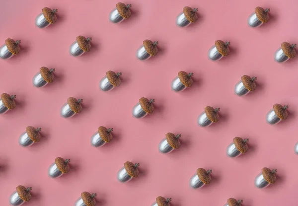 Pembe arkaplanda meşe palamutları