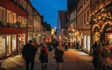 Eski şehrin Noel dekorunda bir caddesi