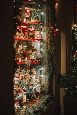 Noel dekorlu bir dükkan penceresi