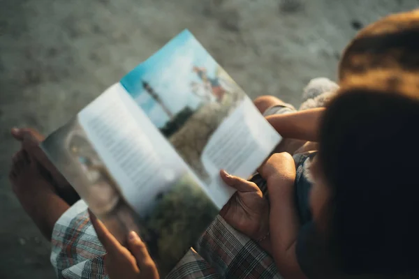 Çocuklar kitap okuyor.