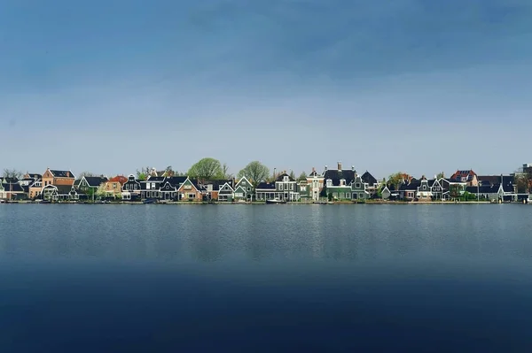 Traditionele huizen in de buurt van het kanaal in Holland — Stockfoto