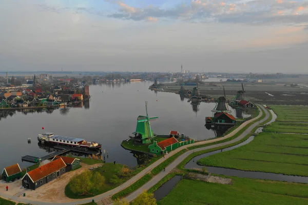 Hollanda 'daki tarlalar, su değirmenleri