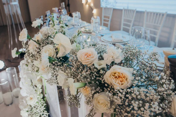 Bruiloft tafel versierd met bloemen — Stockfoto