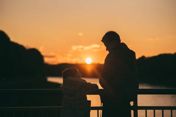 Хлопець і дівчина стоять на мосту — стокове фото