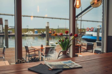 Restoran penceresinden bak, laleli vazo