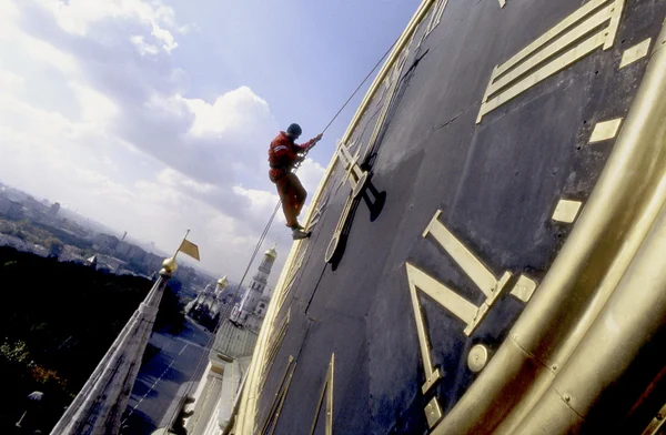Dağcı işçinin kulenin astronomik saati