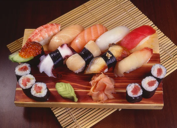 Sushi rolki wasabi drewniane deski Mat — Zdjęcie stockowe