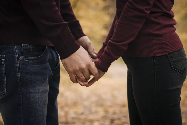 Kärleksfullt Par Håller Händerna Nära Upp Suddig Bakgrund — Stockfoto