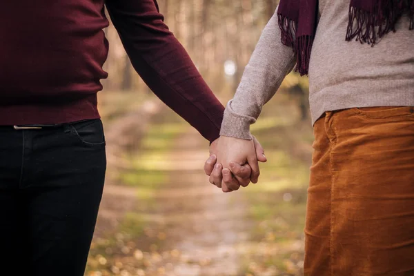 Kärleksfullt Par Håller Händerna Nära Upp Suddig Bakgrund — Stockfoto