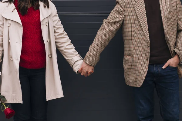 Det Kärleksfulla Paret Håller Händerna Nära Suddig Bakgrund — Stockfoto