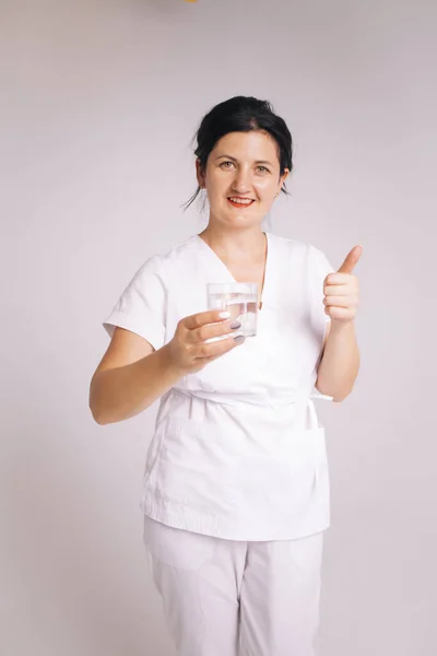 Ernährungsberaterin Bademantel Und Mit Verschiedenem Gemüse Auf Weißem Hintergrund — Stockfoto