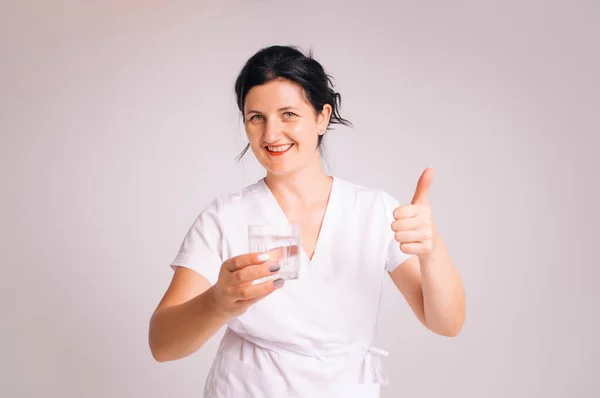 Ernährungsberaterin Bademantel Und Mit Verschiedenem Gemüse Auf Weißem Hintergrund — Stockfoto