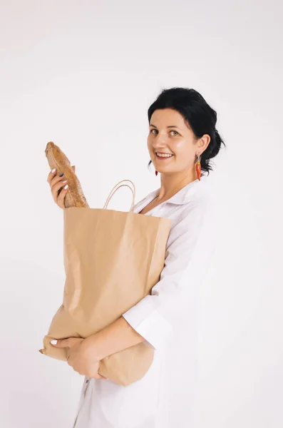 Nutricionista Feminina Roupão Banho Com Vegetais Diferentes Fundo Branco — Fotografia de Stock