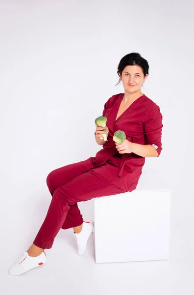 Kvinnlig Dietist Badrock Och Med Olika Grönsaker Vit Bakgrund — Stockfoto