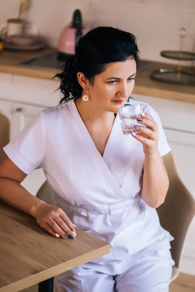 Ernährungsberaterin Ärztin Der Küche Mit Obst Und Gesundem Essen Und — Stockfoto