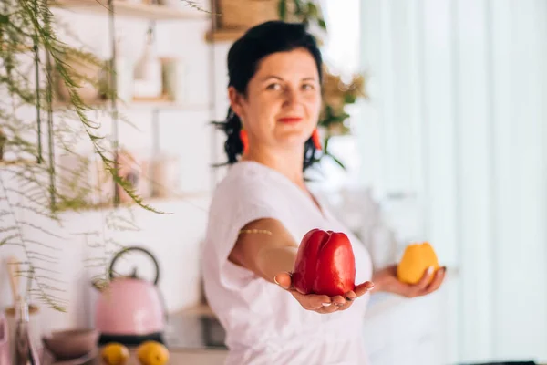 Kvinnlig Dietist Läkare Köket Med Frukt Och Hälsosam Mat Och Stockbild