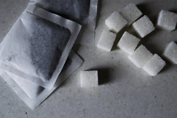 Kleine Würfel Aus Weißem Zucker Und Teebeuteln Auf Einem Weißen — Stockfoto