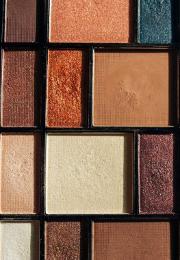 Kozmetik ve renkli göz gölgeleri beyaz arkaplanda izole edilmiş.