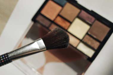 Kozmetik ve renkli göz gölgeleri beyaz arkaplanda izole edilmiş.