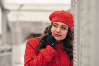 İstasyonun yakınında kırmızı elbiseli bir kız.