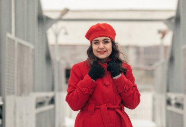 İstasyonun yakınında kırmızı elbiseli bir kız.