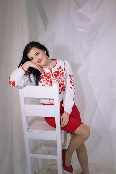 Belle Femme Ukrainienne Dans Une Chemise Brodée Sur Fond Clair — Photo