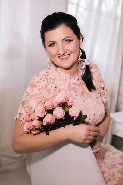 Mulher Vestido Rosa Com Delicado Buquê Rosas — Fotografia de Stock
