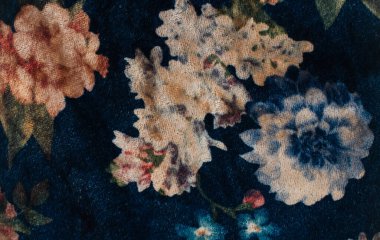 Renkli çiçek desenli kadife kumaş. Yaklaş.  