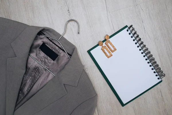 サングラスとノートが付いたハンガーのビジネスグレーのジャケット — ストック写真