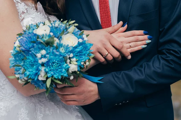 Mãos Noivas Com Anéis Casamento Ouro Fechar — Fotografia de Stock