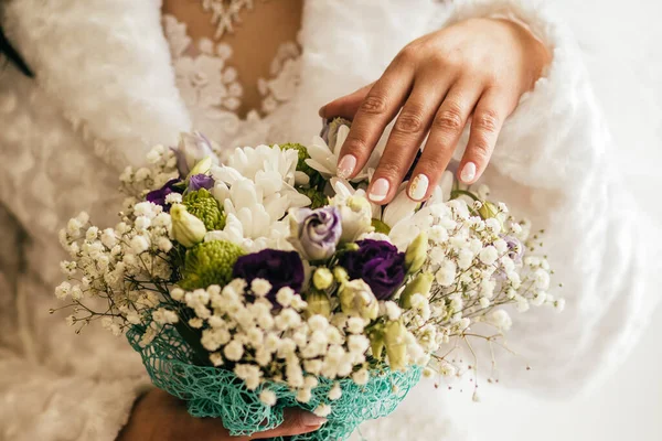 Braut Hält Blumenstrauß Nahaufnahme — Stockfoto
