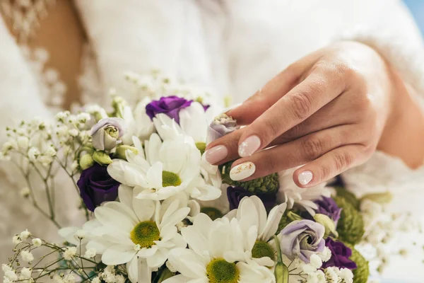 Noiva Segurando Buquê Flores Perto — Fotografia de Stock