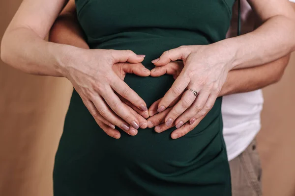 Gravid Flicka Klänning Håller Händerna Magen — Stockfoto