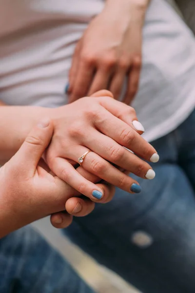 Man Håller Sin Älskades Hand Med Vigselring Fingret — Stockfoto