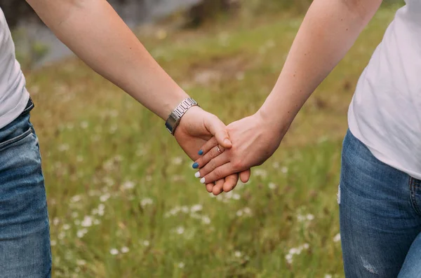 Milující Pár Držící Ruce Zblízka Rozmazaném Pozadí — Stock fotografie