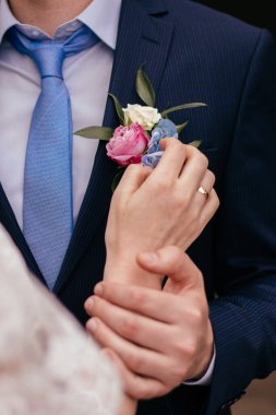  Gelinlerin elleri ve altın alyanslar 