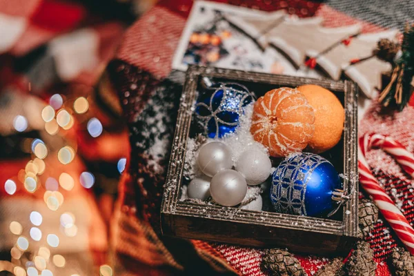 Weihnachtsspielzeug Einer Holzkiste Mit Lutscher Und Waldspielzeug Auf Einer Roten — Stockfoto