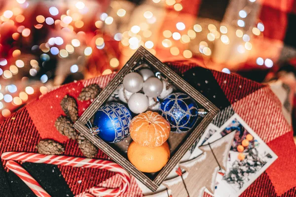 Weihnachtsspielzeug Holzkiste Mit Lutscher Und Waldspielzeug Auf Roter Bettdecke — Stockfoto